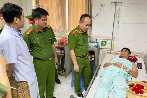 Phó Giám đốc Công an thành phố Hà Nội thăm hỏi chiến sĩ bị đâm khi can ngăn vụ xô xát