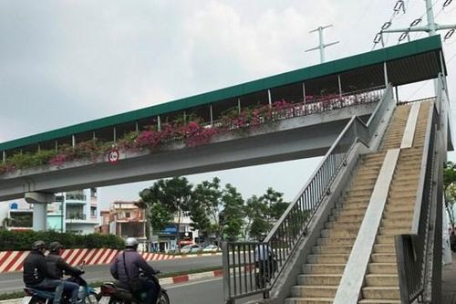 Bài học cầu vượt đi bộ bỏ hoang