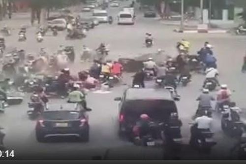 Cảnh ô tô tông trúng 17 xe máy trên đường Võ Chí Công