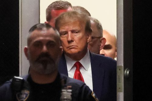 Khoảnh khắc ông Trump tiến vào phòng xử án ở Manhattan
