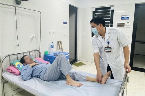 Căn bệnh khiến người đàn ông đi vài bước đã đau