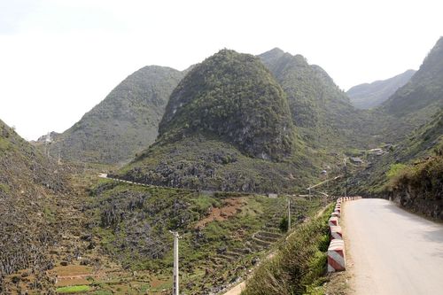 Tăng cường quản lý hang động, hố sụt trên Cao nguyên đá Đồng Văn