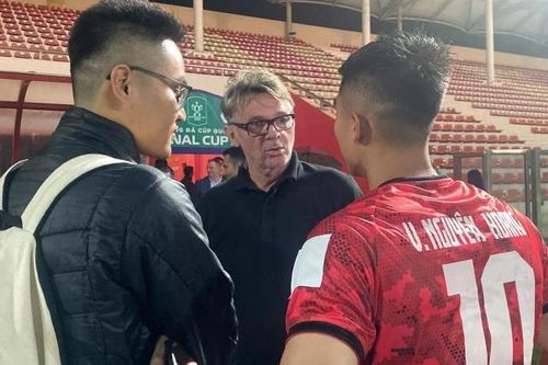 Ra sân khó thế...