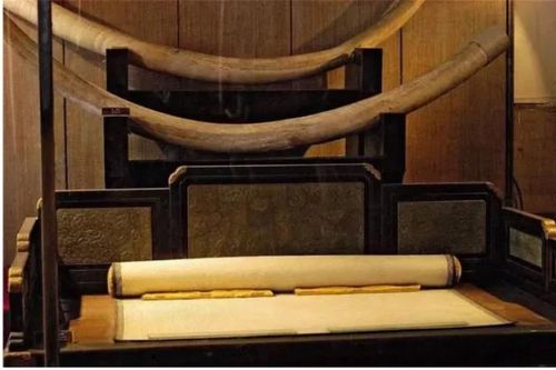 Dọn kho thấy chiếc chiếu cũ, chuyên gia thốt lên: ' Báu vật tiền tỷ!'