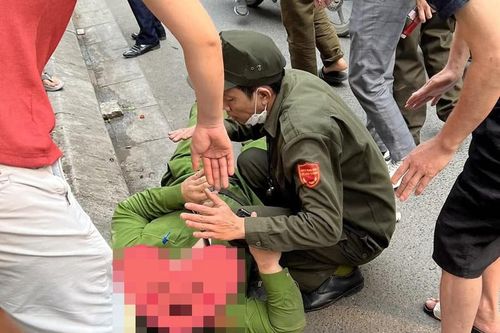 Hà Nội: Cán bộ công an phường bị hất văng lên nắp capo ô tô