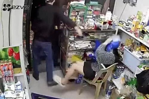 Đang điều tra vụ nữ chủ tiệm tạp hóa bị đổ sơn vào đầu