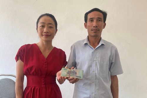 Nhặt được cọc tiền, chủ quán cà phê lên mạng tìm chủ nhân
