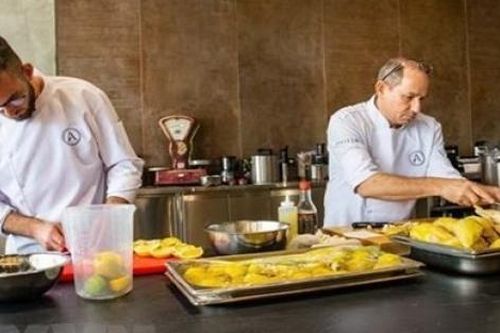 Các đầu bếp Israel hào hứng chế biến món phở Việt Nam