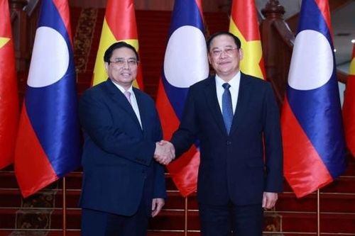 Thủ tướng Phạm Minh Chính gặp Thủ tướng Lào Sonexay Siphandone