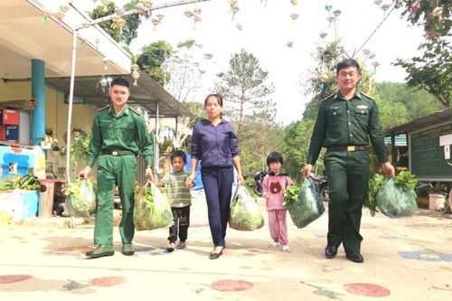 Rau xanh tặng học trò vùng biên