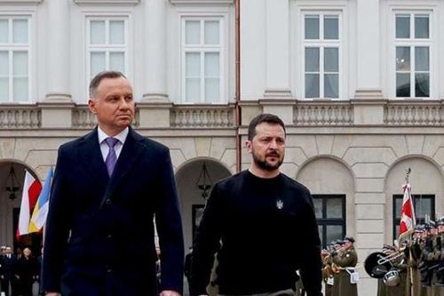 Tổng thống Ukraine Zelensky được tặng món quà đặc biệt