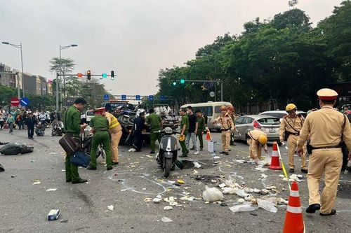 Vụ 'xe điên' gây tai nạn: Nghi va chạm với một xe máy trước khi 'ủi' hàng chục xe khác