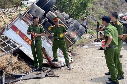 Lật xe tải 4 người chết: Ca bin nào cho phép ngồi 9 người?