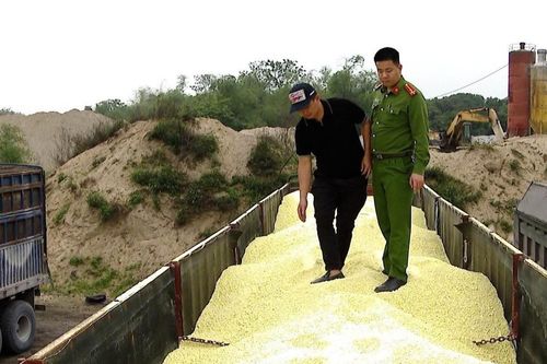 Chủ bãi tập kết lưu huỳnh lộ thiên ở Hà Nội bị xử phạt 44 triệu đồng
