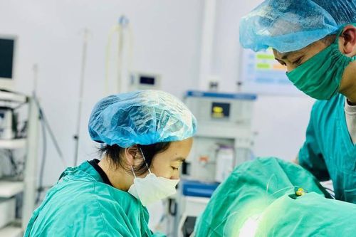 Chàng trai 17 tuổi suýt mất tinh hoàn sau cơn đau dữ dội khi vừa ngủ dậy