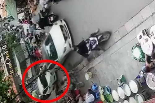 Truy tìm tài xế hất văng chiến sỹ công an phường lên nắp capô