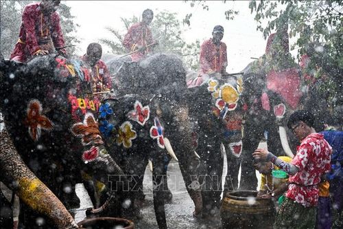 Người dân 'đất nước Chùa Vàng' mạnh chi dịp Tết cổ truyền Songkran