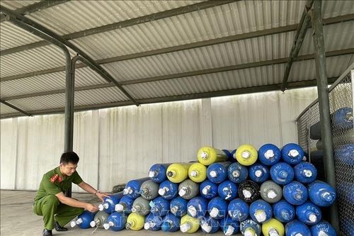 Quảng Ninh: Phát hiện, thu giữ hơn 500 bình chứa khí cười