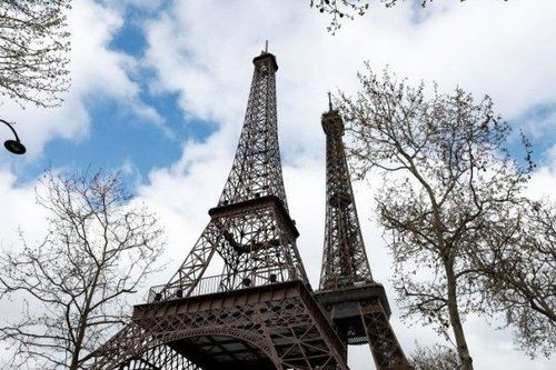 Xôn xao clip có 2 tháp Eiffel ở Paris vào lúc này