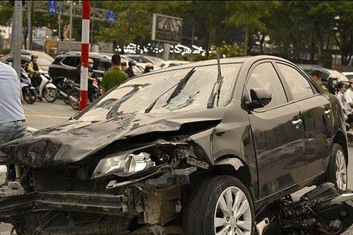 Hiện trường khủng khiếp vụ ô tô tông hàng loạt xe máy, người bị thương nằm la liệt giữa ngã tư