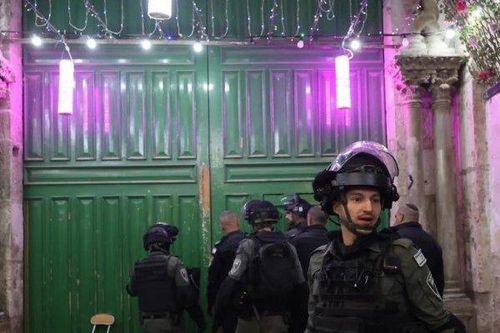 Cảnh sát Israel ập vào thánh địa Hồi giáo, đụng độ dữ dội với người Palestine