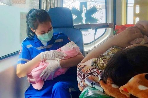 Một sản phụ bất ngờ sinh con trong nhà tắm, ê-kíp cấp cứu tiếp nhận mà lo như lửa đốt