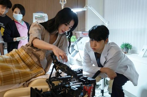 Quá trình theo đuổi 'đàn chị' của Lee Do Hyun: Làm gì mà khiến cả đạo diễn cũng phải lo lắng?
