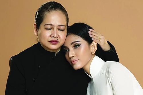 2 Á hậu có mẹ là 'bầu sô'