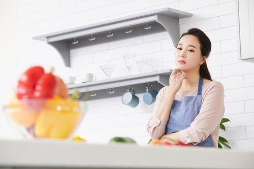 Tá hỏa khi mở tủ lạnh nhà chị dâu để tìm nước uống