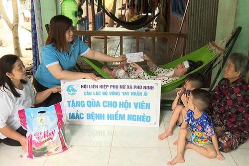 Chị Võ Thị Kiều được bạn đọc Báo Đồng Tháp trao hỗ trợ