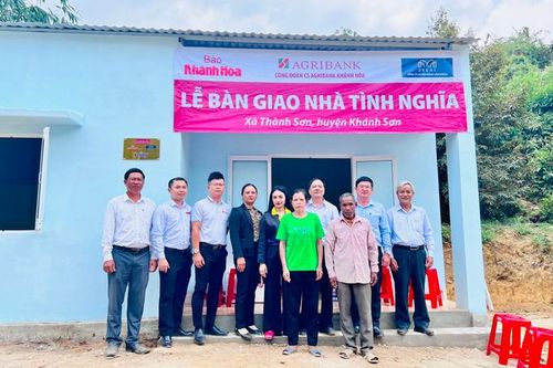 Báo Khánh Hòa và các đơn vị trao nhà tình nghĩa cho hộ nghèo xã Thành Sơn