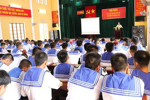 Phổ biến, giáo dục pháp luật cho gần 700 chiến sĩ mới