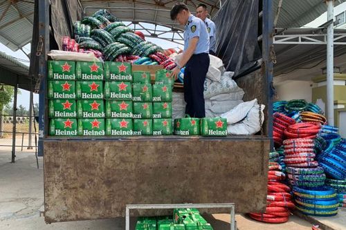 Tạm giữ gần 1.900 chai bia Heineken khi đang vận chuyển qua địa phận tỉnh Phú Yên