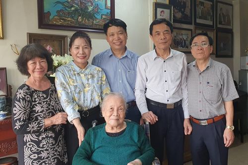 Thăm mẹ Doãn Ngọc Trâm, thân mẫu của Anh hùng Liệt sĩ Đặng Thùy Trâm