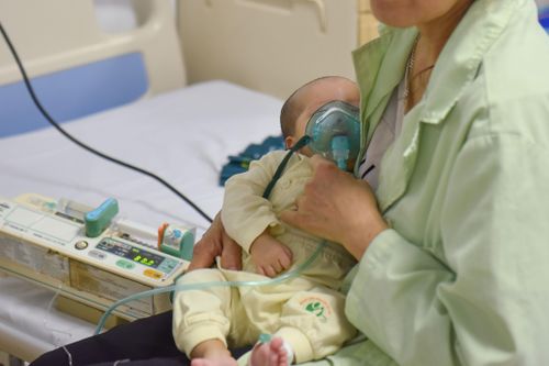 Hà Nội: Gia tăng trẻ nhập viện do nhiễm virus hợp bào hô hấp, nhiều trường hợp trở nặng