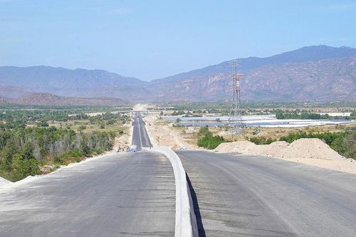 Gấp rút di dời đường dây 500 kV giao chéo với đường bộ cao tốc Bắc - Nam