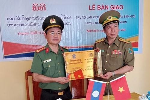 Tăng cường phối hợp với Công an Bôlykhamxay và Khăm Muồn trong bảo đảm an ninh, trật tự