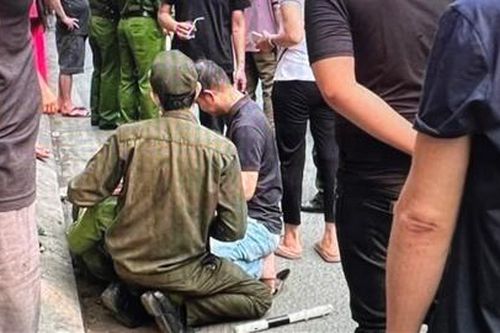 Cán bộ công an phường bị hất văng lên nắp capo ôtô