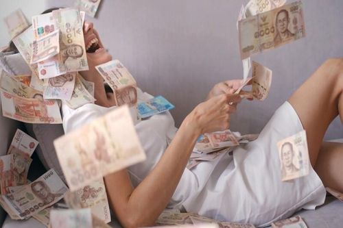 Liên tục nhìn thấy biển số xe này, cô gái mua vé số và trúng giải độc đắc