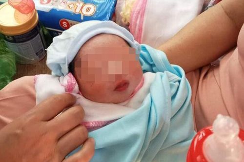 Bé trai còn nguyên dây rốn bị bỏ rơi cạnh đống rác ở Hải Phòng