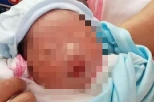 Xót xa bé trai sơ sinh bị bỏ rơi cạnh đống rác ven đường