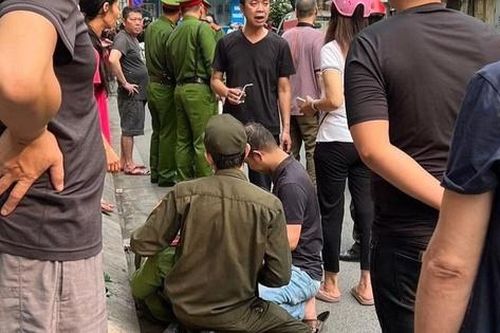 Tài xế ôtô hất văng công an lên nắp capo