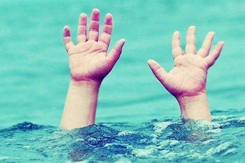 Phát hiện 6 đôi dép ở bờ biển, tìm thấy 2 thi thể