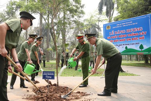 Cán bộ chiến sĩ CATP Hà Nội trồng cây hưởng ứng 'Vì một Việt Nam xanh'