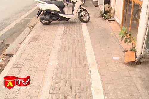Bất cập khi kẻ vạch sơn chia đôi vỉa hè đô thị