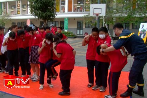 Sinh hoạt ngoại khóa 'Học sinh với công tác phòng cháy chữa cháy'