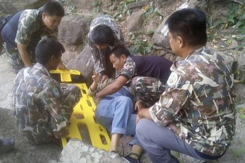 Tình trạng của người vợ Trung Quốc từng bị chồng xô xuống vách đá