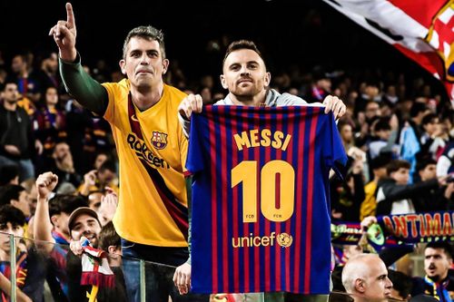 CĐV Barca hô vang tên Messi ở trận El Clasico