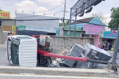 Xe tải kéo gãy trụ điện, lật ngang trên quốc lộ 1