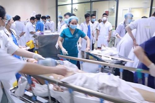 Khẩn trương cứu nạn nhân vụ ô tô đâm liên hoàn trên đường Võ Chí Công